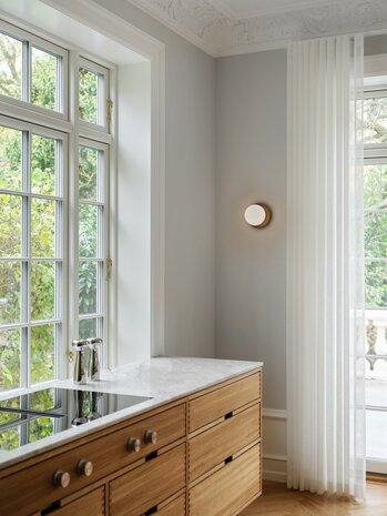 Liila 1 Opal Medium IP44  wandlamp Nuura 