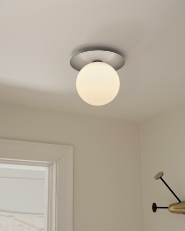 Liila 1 opal large IP44 wandlamp Nuura 