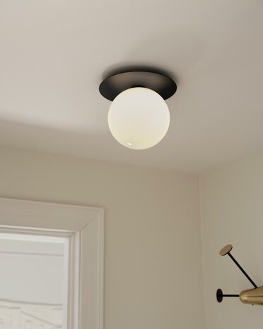 Liila 1 opal large IP44 wandlamp Nuura 