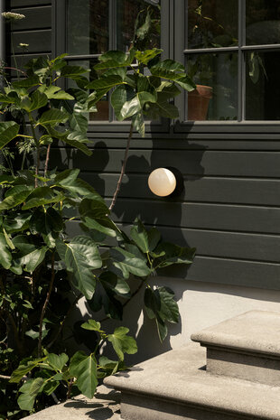 Liila 1 opal outdoor IP54  wandlamp Nuura 